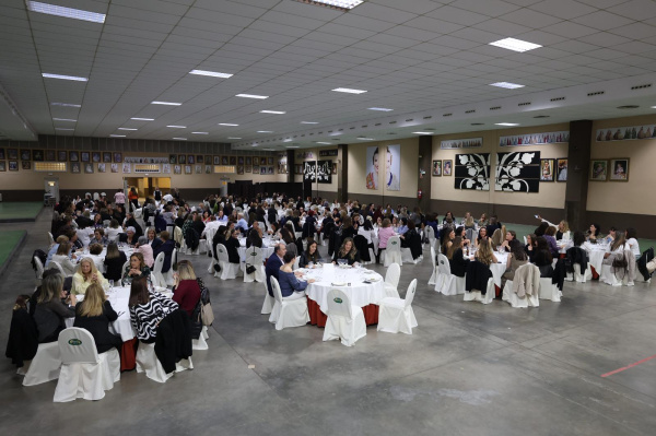 La Reina Fallera de Burriana y su Corte de Honor re�nen a 226 representantes hist�ricos en una cena ben�fica