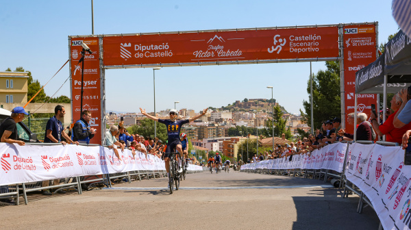 aitor-martinez-se-proclama-campeon-del-trofeo-victor-cabedo-en-onda-con-una-llegada-espectacular