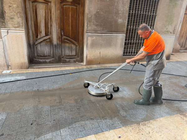 Burriana estrena un sistema de limpieza pionero para el mantenimiento de zonas peatonales