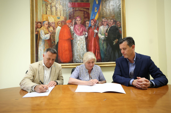 burriana-recibe-el-legado-personal-del-cardenal-tarancon-para-su-exhibicion-en-el-nuevo-museo