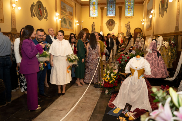 el-alcalde-de-vila-real-y-la-corporacion-municipal-visitan-la-exposicion-de-la-reina-y-damas-de-las-fiestas-de-2026