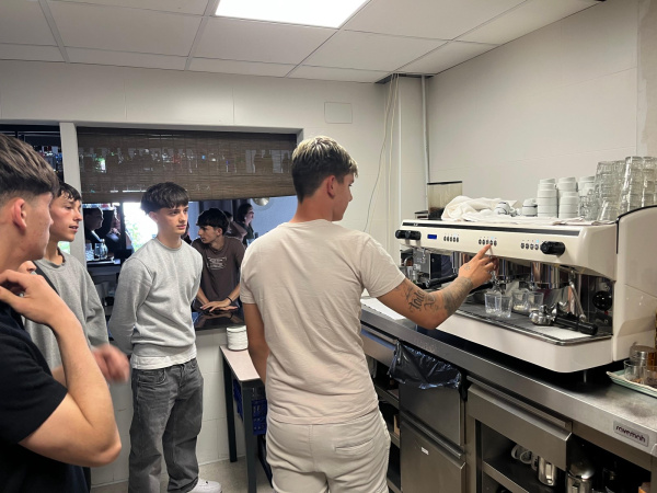 La Vall d'Uix� impulsa un curso de camarero para mejorar la empleabilidad de personas desocupadas