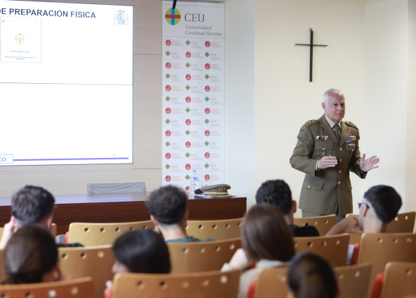 El subdelegado de Defensa subraya la salud y el deporte en las Fuerzas Armadas durante su charla en el CEU Castell�n