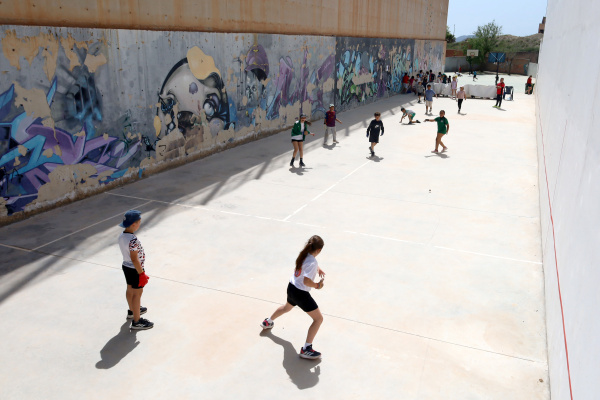 350 alumnos participan en la cuarta Trobada de Pilota Escolar en Agost, la primera de la provincia de Alicante