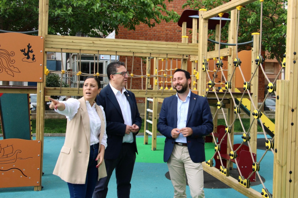 La plaza Josefina L�pez del Grao estrena nuevos juegos infantiles tras una inversi�n de m�s de 62.500 euros