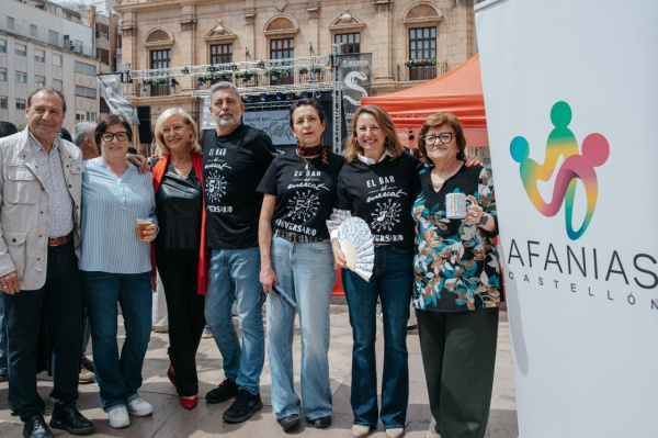 La Plaza Mayor vibra con el concierto solidario del Bar del Mercat a beneficio de AFANIAS