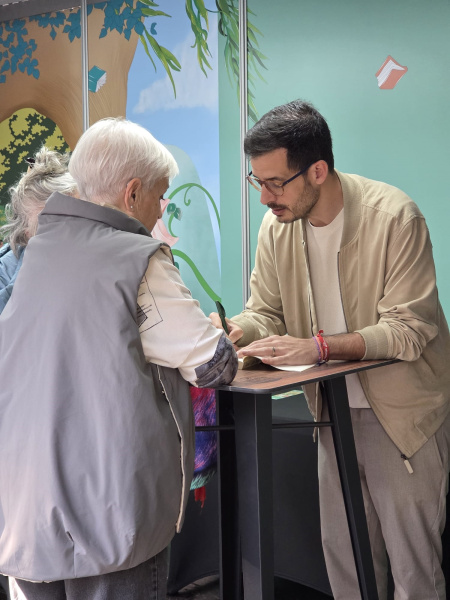 La Fira del Llibre de Castell�n vive un s�bado multitudinario con firmas de Posteguillo y Punset