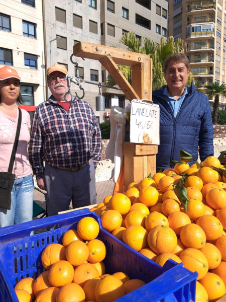 Romero visita el Mercat de la Taronja y la campa�a suma 13.200 kilos de naranjas