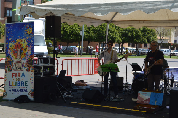 la-ultima-jornada-de-la-feria-del-libro-cierra-con-conciertos-y-firmas-en-el-jardin-jaume-i