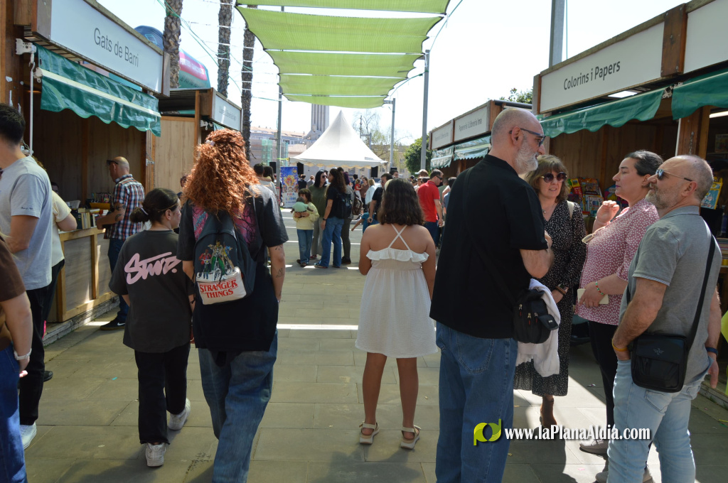 L'�ltima jornada de la Fira del Llibre tanca amb concerts i firmes al jard� Jaume I