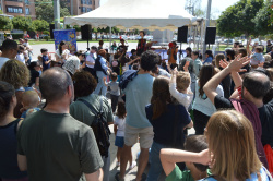 L'�ltima jornada de la Fira del Llibre tanca amb concerts i firmes al jard� Jaume I