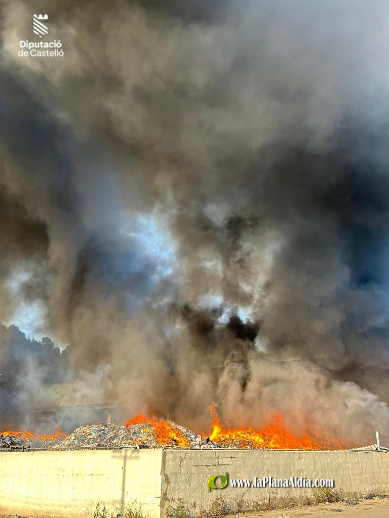 Incendi en una planta de reciclatge d'Onda mobilitza set dotacions i activa el Pla Territorial d'Emerg?ncies