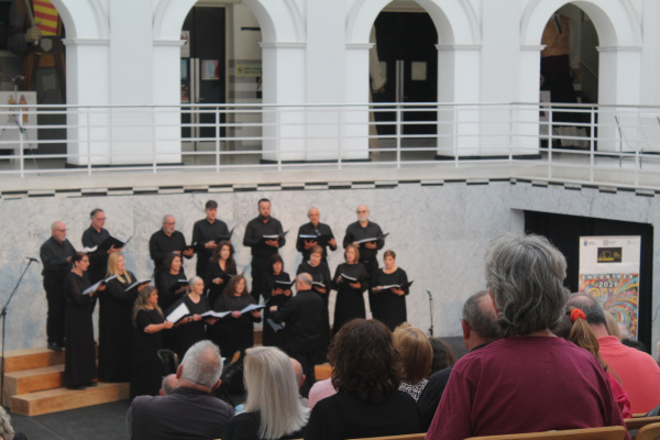 La uni�n de voces marca el emotivo concierto Encontres 2026 en el CMC La Merc� de Borriana