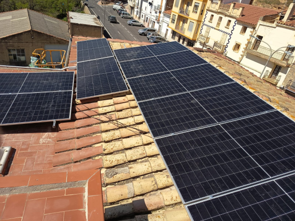 La Torre d'en Besora apuesta por la sostenibilidad energética con la colocación de placas solares