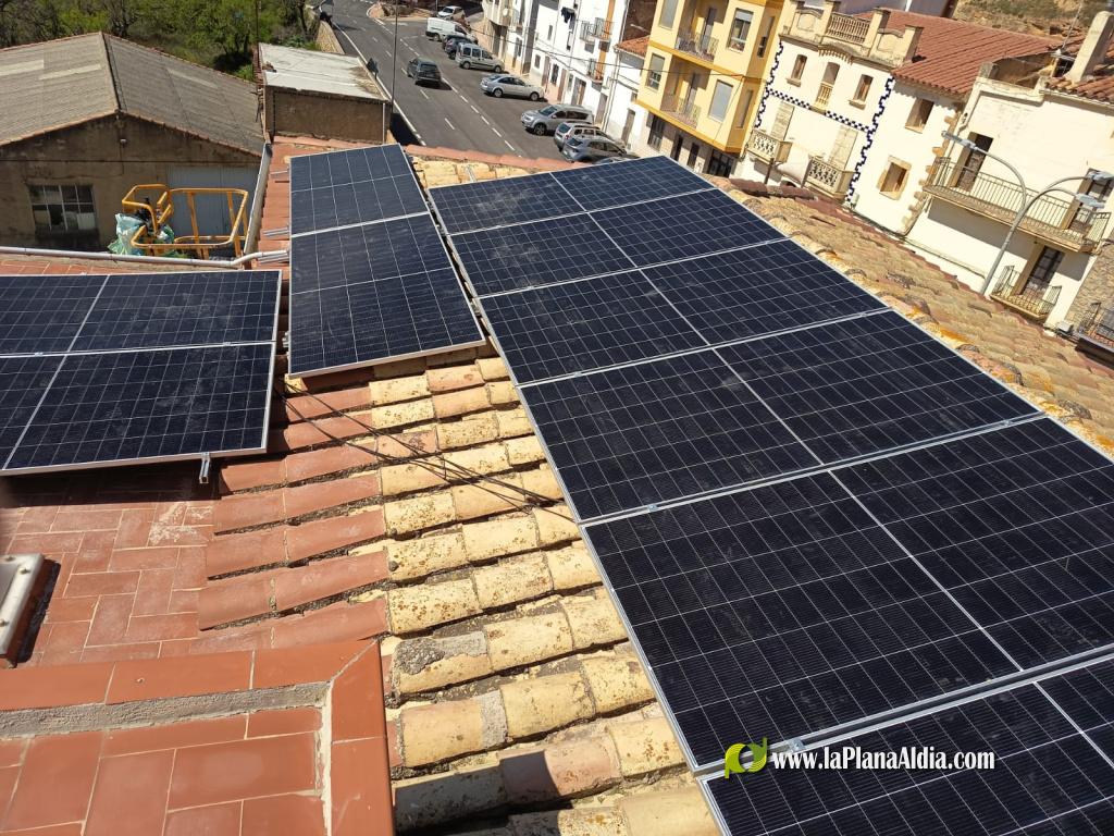 La Torre d'en Besora apuesta por la sostenibilidad energ�tica con la colocaci�n de placas solares