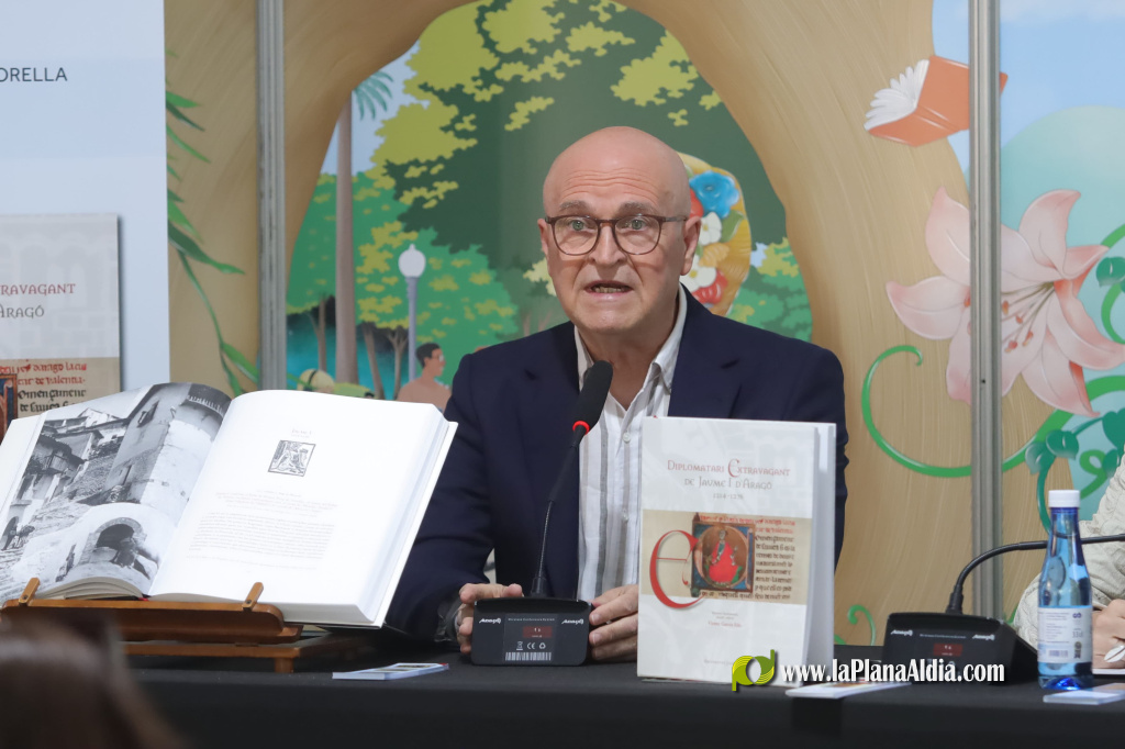 La Universitat Jaume I presenta en la Fira del Llibre de Castell� tres publicacions de Vicent Garc�a Edo