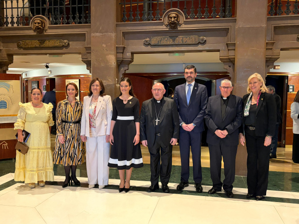 Castell�n acompa�a a la Real Cofrad�a en la entrega del XLII Certamen Literario Flor Natural Mare de D�u del Lled�