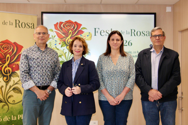La Festa de la Rosa reparte 900 rosas y 1.200 cintas entre los asistentes en la Plaza Mayor