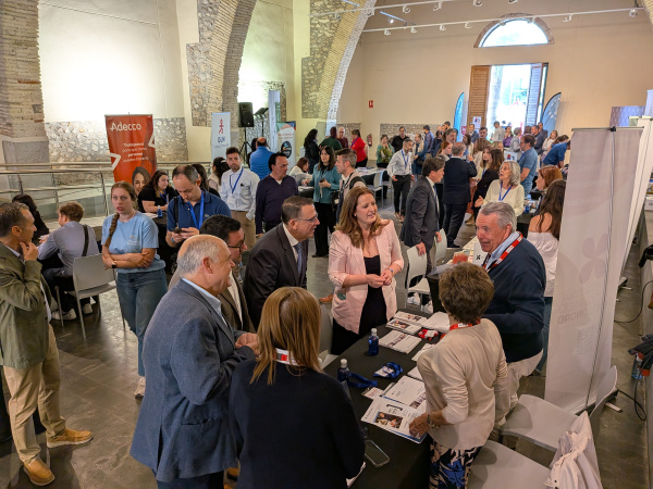 Benicarl� re�ne a 400 personas en la Feria de Empleo del Baix Maestrat