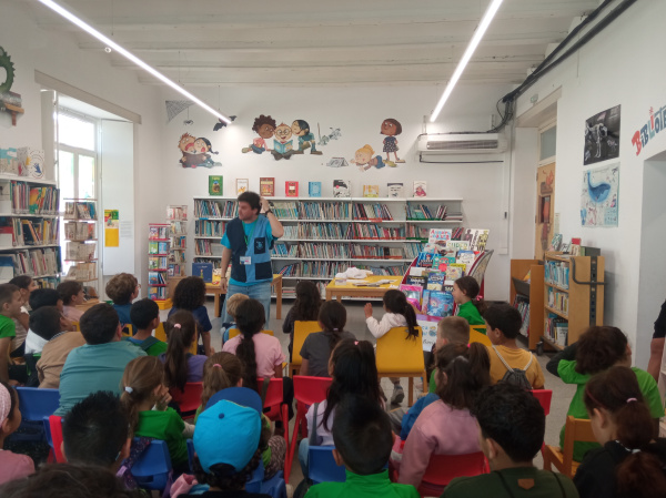 Cerca de mil escolares participan en las visitas guiadas a la Biblioteca municipal de Burriana