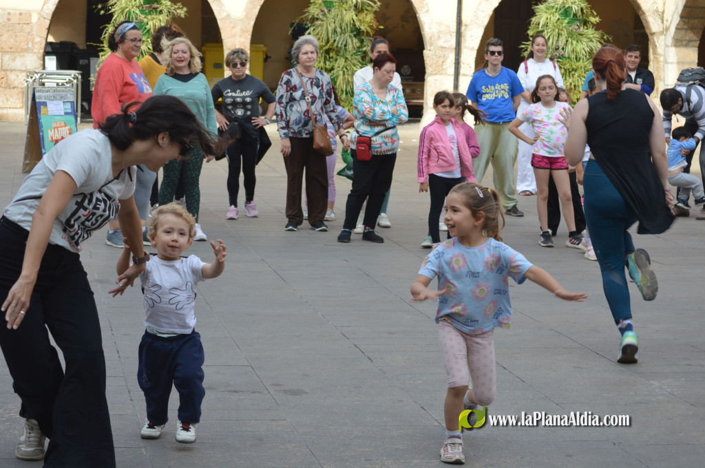 La Escola Municipal de Dansa (EMD) celebra el Dia de la Dansa a la Pla�a de la Vila amb participaci� de ve�ns i la vicealcaldessa