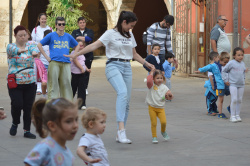 La Escola Municipal de Dansa (EMD) celebra el Dia de la Dansa a la Pla�a de la Vila amb participaci� de ve�ns i la vicealcaldessa