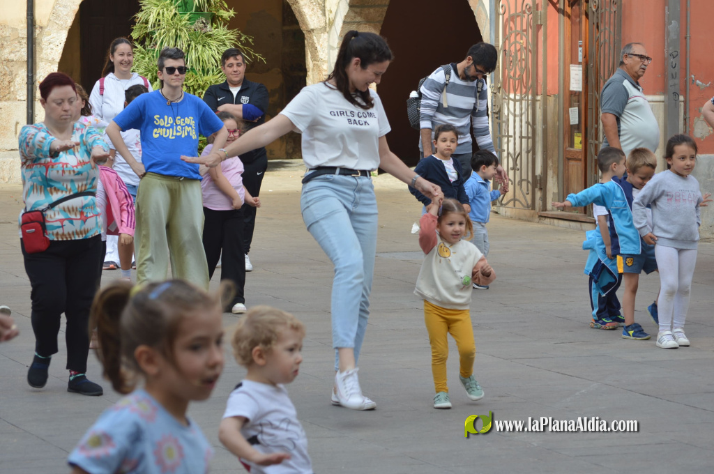La Escola Municipal de Dansa (EMD) celebra el Dia de la Dansa a la Pla�a de la Vila amb participaci� de ve�ns i la vicealcaldessa