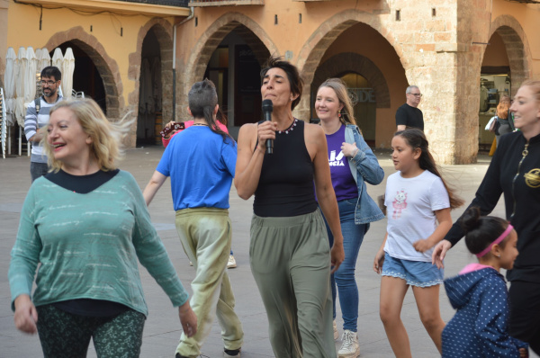 La Escola Municipal de Dansa (EMD) celebra el D�a de la Danza en la Plaza de la Vila con participaci�n de vecinos y la vicealcaldesa