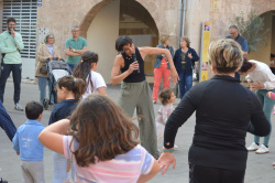 La Escola Municipal de Dansa (EMD) celebra el Dia de la Dansa a la Pla�a de la Vila amb participaci� de ve�ns i la vicealcaldessa