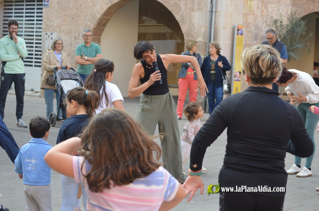 La Escola Municipal de Dansa (EMD) celebra el Dia de la Dansa a la Pla�a de la Vila amb participaci� de ve�ns i la vicealcaldessa
