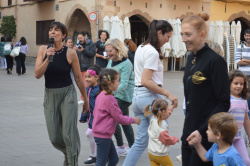 La Escola Municipal de Dansa (EMD) celebra el Dia de la Dansa a la Pla�a de la Vila amb participaci� de ve�ns i la vicealcaldessa