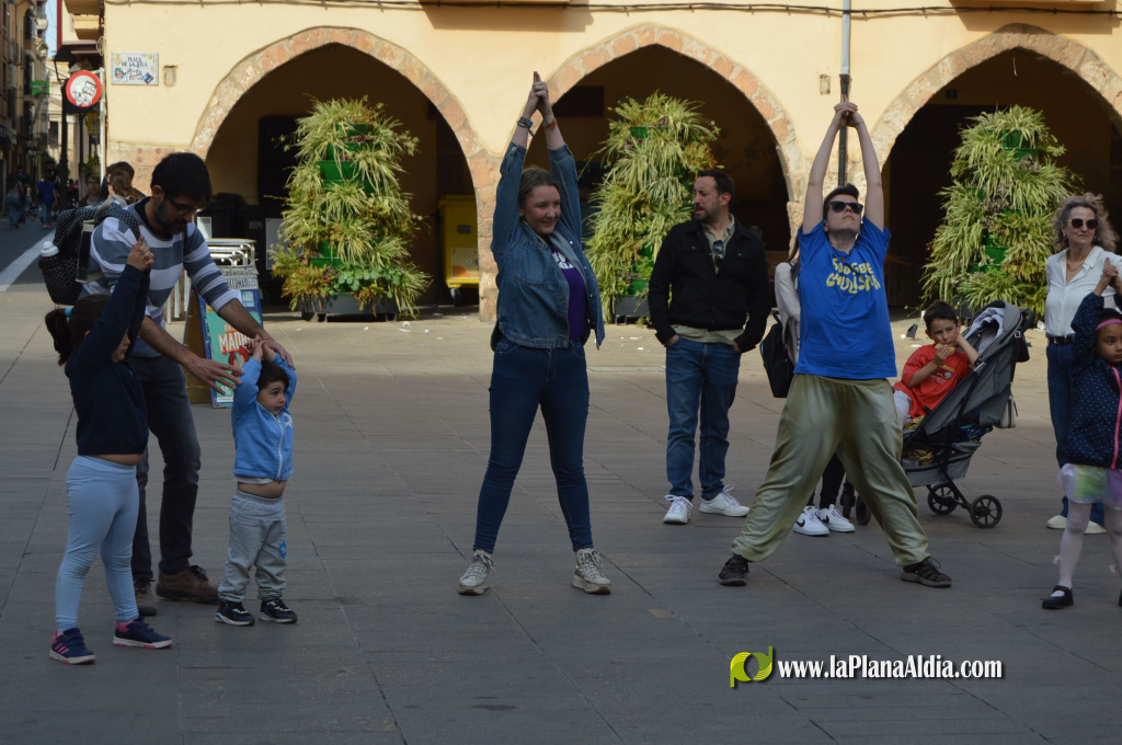 La Escola Municipal de Dansa (EMD) celebra el Dia de la Dansa a la Pla�a de la Vila amb participaci� de ve�ns i la vicealcaldessa