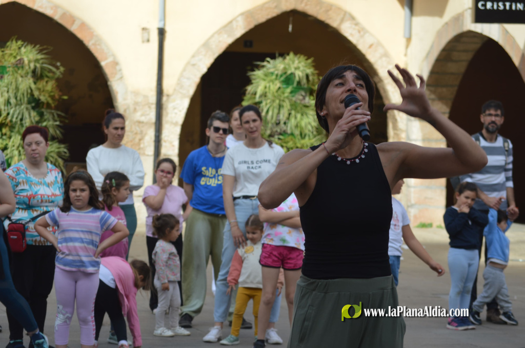 La Escola Municipal de Dansa (EMD) celebra el Dia de la Dansa a la Pla�a de la Vila amb participaci� de ve�ns i la vicealcaldessa