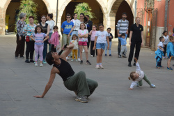 La Escola Municipal de Dansa (EMD) celebra el Dia de la Dansa a la Pla�a de la Vila amb participaci� de ve�ns i la vicealcaldessa