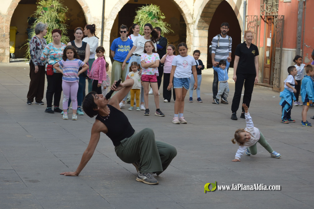 La Escola Municipal de Dansa (EMD) celebra el Dia de la Dansa a la Pla�a de la Vila amb participaci� de ve�ns i la vicealcaldessa
