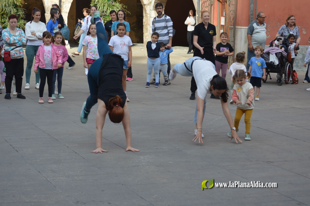 La Escola Municipal de Dansa (EMD) celebra el Dia de la Dansa a la Pla�a de la Vila amb participaci� de ve�ns i la vicealcaldessa