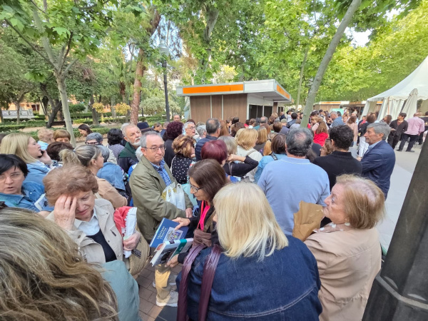 Castell�n acoge la firma de 'Mama est� dormida' de M�ximo Huerta en la Fira del Llibre