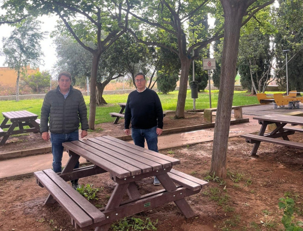 Castell�n repone cinco conjuntos de mesas tipo picnic en Roser y Roquetes para renovar mobiliario deteriorado