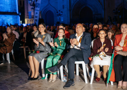 Castell� s'endinsa amb la Festa de la Rosa en una nit que uneix tradici� i m�sica, ensal�ant la figura de la dona castellonenca
