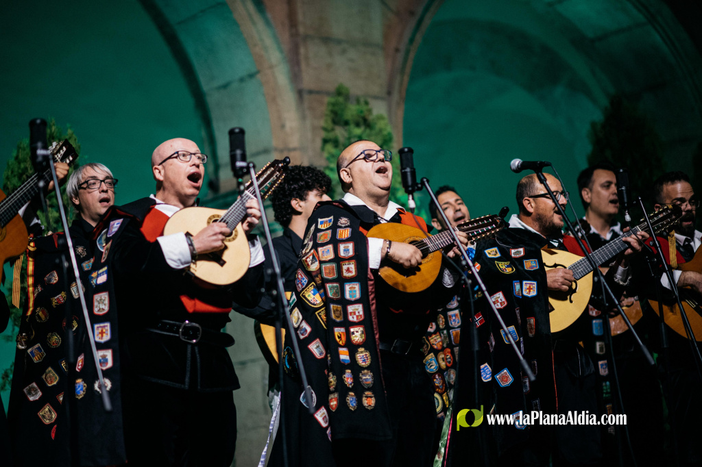 Castell� s'endinsa amb la Festa de la Rosa en una nit que uneix tradici� i m�sica, ensal�ant la figura de la dona castellonenca