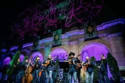 Castell� s'endinsa amb la Festa de la Rosa en una nit que uneix tradici� i m�sica, ensal�ant la figura de la dona castellonenca