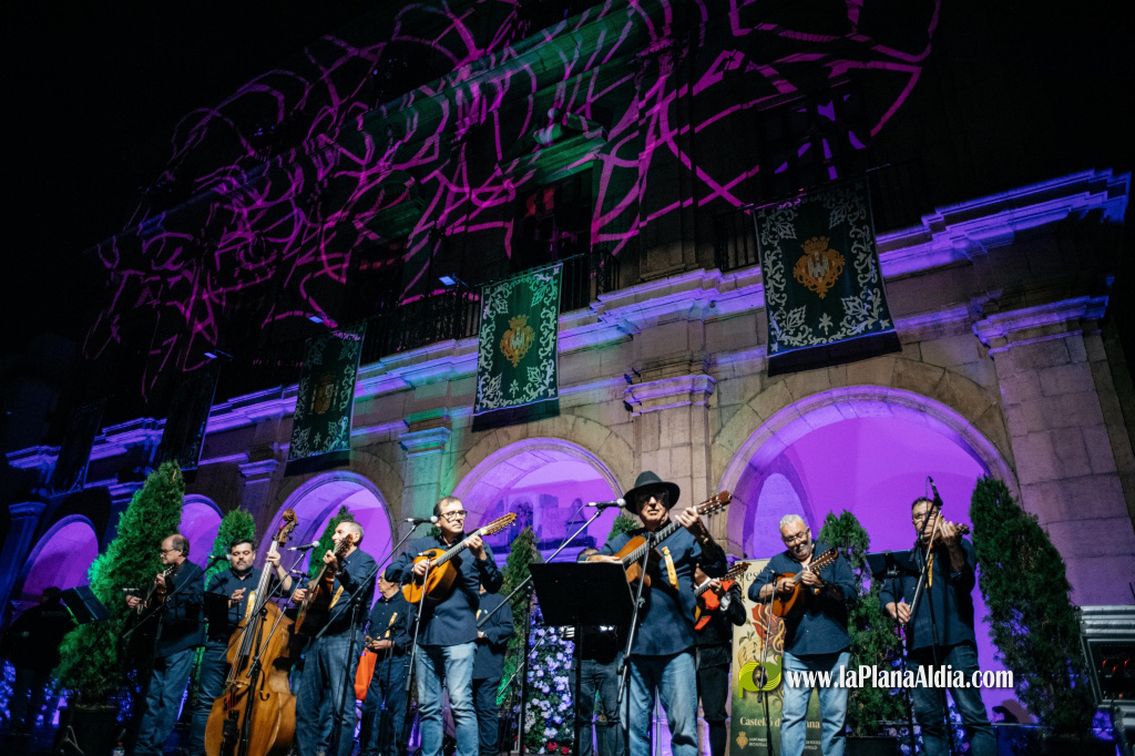 Castell� s'endinsa amb la Festa de la Rosa en una nit que uneix tradici� i m�sica, ensal�ant la figura de la dona castellonenca