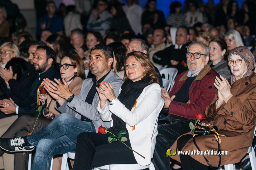 Castell� s'endinsa amb la Festa de la Rosa en una nit que uneix tradici� i m�sica, ensal�ant la figura de la dona castellonenca