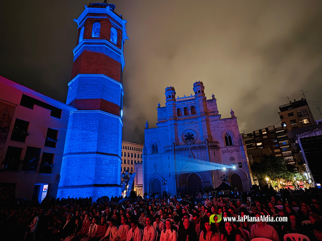 Castell� s'endinsa amb la Festa de la Rosa en una nit que uneix tradici� i m�sica, ensal�ant la figura de la dona castellonenca