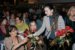 Castell� s'endinsa amb la Festa de la Rosa en una nit que uneix tradici� i m�sica, ensal�ant la figura de la dona castellonenca