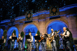 Castell� s'endinsa amb la Festa de la Rosa en una nit que uneix tradici� i m�sica, ensal�ant la figura de la dona castellonenca