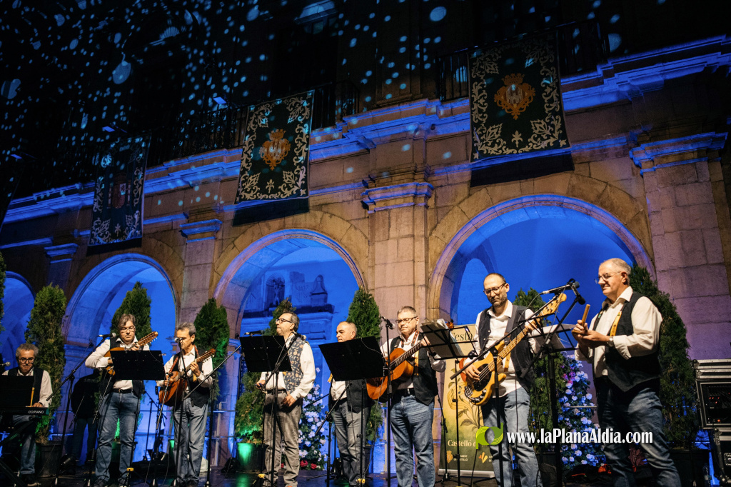 Castell� s'endinsa amb la Festa de la Rosa en una nit que uneix tradici� i m�sica, ensal�ant la figura de la dona castellonenca