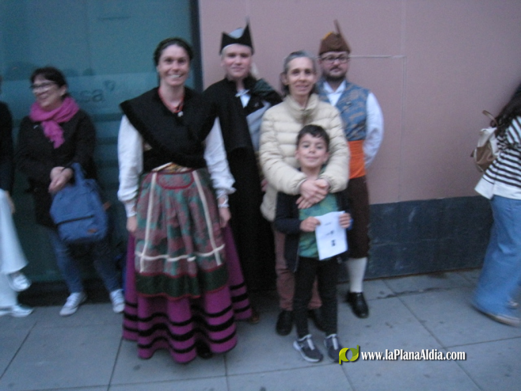 Borriana en Dansa va reviure la novena edici� amb una desfilada de folklore i tradici�