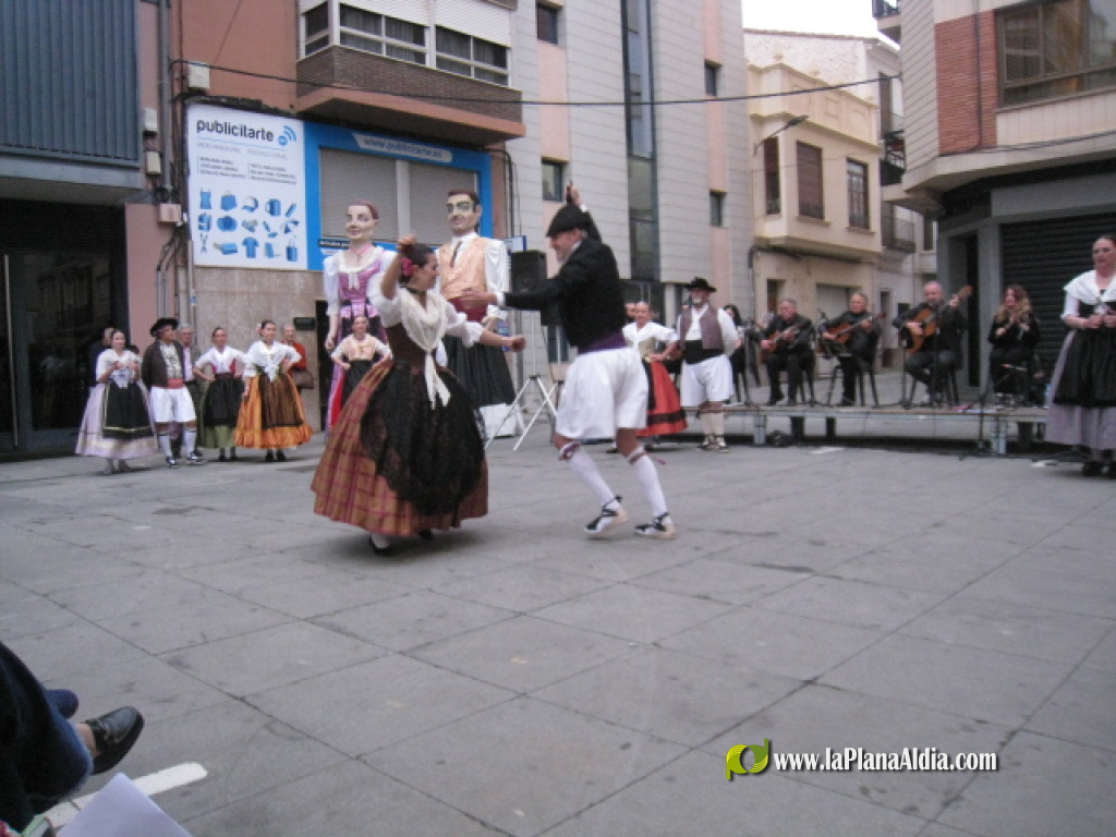 Borriana en Dansa va reviure la novena edici� amb una desfilada de folklore i tradici�