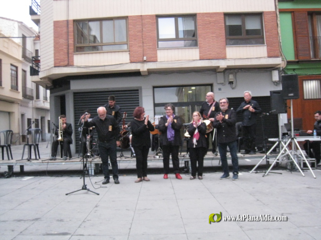 Borriana en Dansa va reviure la novena edici� amb una desfilada de folklore i tradici�